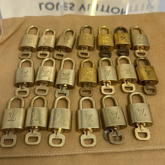 Louis Vuitton lock & key padlocked - Picture 1 of 7